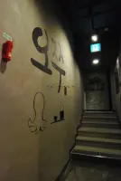 감성 가득 오쭈 합정점의 아트월 계단 인테리어